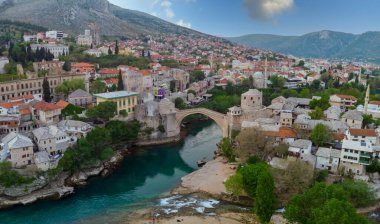 Mostar şehrindeki eski köprü ve nehir.