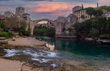 Mostar şehrindeki eski köprü ve nehir.