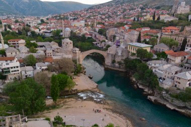 Mostar şehrindeki eski köprü ve nehir.