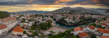 Mostar şehrindeki eski köprü ve nehir.