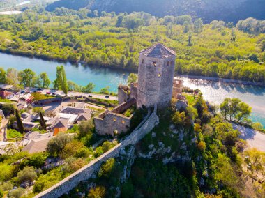 Bosna-Hersek 'in Pocitelj kentindeki tarihi Pocitelj köyündeki Kula Kalesi' nin kulesi ve Neretva Nehri