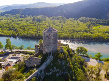 Bosna-Hersek 'in Pocitelj kentindeki tarihi Pocitelj köyündeki Kula Kalesi' nin kulesi ve Neretva Nehri