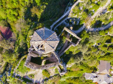Bosna-Hersek 'in Pocitelj kentindeki tarihi Pocitelj köyündeki Kula Kalesi' nin kulesi ve Neretva Nehri