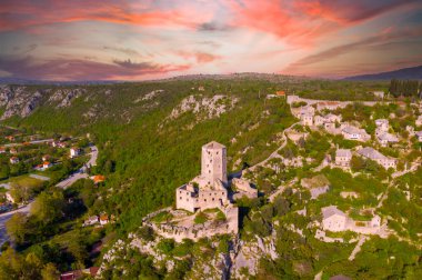 Bosna-Hersek 'in Pocitelj kentindeki tarihi Pocitelj köyündeki Kula Kalesi' nin kulesi ve Neretva Nehri