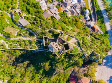 Bosna-Hersek 'in Pocitelj kentindeki tarihi Pocitelj köyündeki Kula Kalesi' nin kulesi ve Neretva Nehri