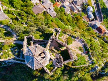 Bosna-Hersek 'in Pocitelj kentindeki tarihi Pocitelj köyündeki Kula Kalesi' nin kulesi ve Neretva Nehri