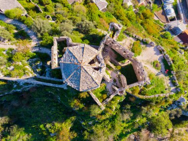 Bosna-Hersek 'in Pocitelj kentindeki tarihi Pocitelj köyündeki Kula Kalesi' nin kulesi ve Neretva Nehri