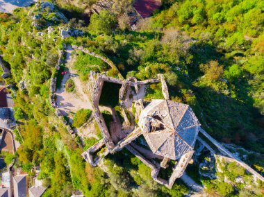 Bosna-Hersek 'in Pocitelj kentindeki tarihi Pocitelj köyündeki Kula Kalesi' nin kulesi ve Neretva Nehri