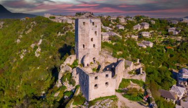 Bosna-Hersek 'in Pocitelj kentindeki tarihi Pocitelj köyündeki Kula Kalesi' nin kulesi ve Neretva Nehri