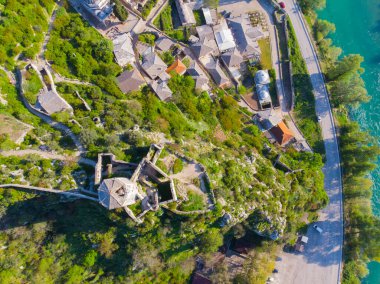 Bosna-Hersek 'in Pocitelj kentindeki tarihi Pocitelj köyündeki Kula Kalesi' nin kulesi ve Neretva Nehri