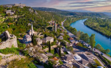 Bosna-Hersek 'in Pocitelj kentindeki tarihi Pocitelj köyündeki Kula Kalesi' nin kulesi ve Neretva Nehri