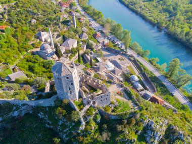Bosna-Hersek 'in Pocitelj kentindeki tarihi Pocitelj köyündeki Kula Kalesi' nin kulesi ve Neretva Nehri