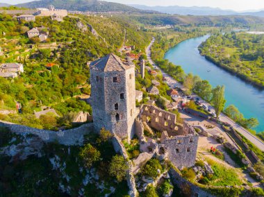 Bosna-Hersek 'in Pocitelj kentindeki tarihi Pocitelj köyündeki Kula Kalesi' nin kulesi ve Neretva Nehri