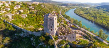 Bosna-Hersek 'in Pocitelj kentindeki tarihi Pocitelj köyündeki Kula Kalesi' nin kulesi ve Neretva Nehri