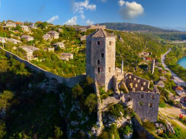 Bosna-Hersek 'in Pocitelj kentindeki tarihi Pocitelj köyündeki Kula Kalesi' nin kulesi ve Neretva Nehri