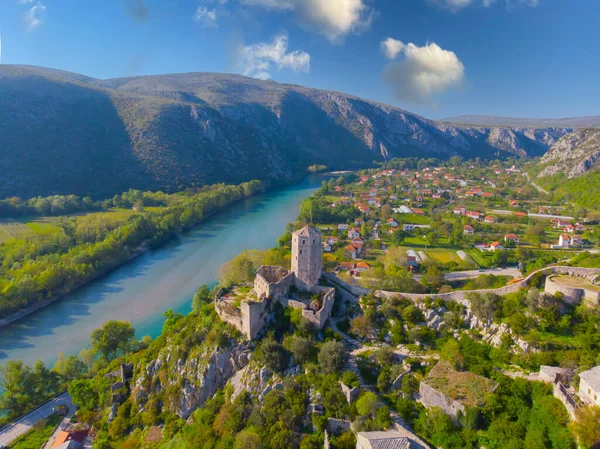 Bosna-Hersek 'in Pocitelj kentindeki tarihi Pocitelj köyündeki Kula Kalesi' nin kulesi ve Neretva Nehri