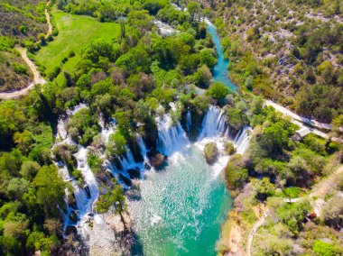 Bosna-Hersek 'teki Kravice şelalelerine tepeden bakan insansız hava aracı görüntüsü.