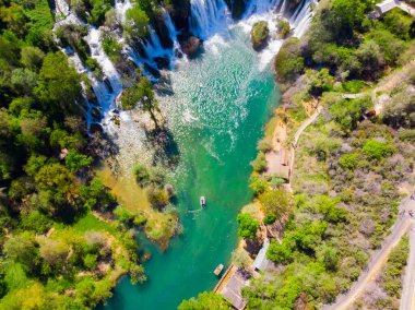Bosna-Hersek 'teki Kravice şelalelerine tepeden bakan insansız hava aracı görüntüsü.