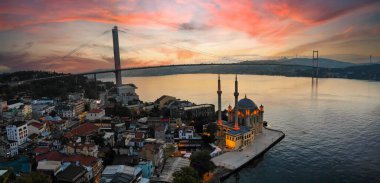 Ortakoy Camii 'nin, aynı zamanda Buyuk Mecidiye olarak da bilinen hava manzarası, 15 Temmuz Şehitleri köprüsü ve İstanbul, Türkiye' deki Beşiktaş Boğazı 'nda yer alıyor..