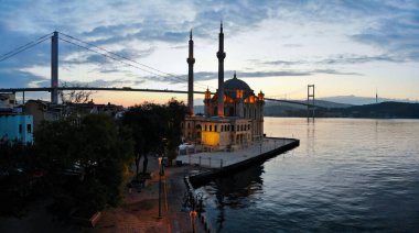 Ortakoy Camii 'nin, aynı zamanda Buyuk Mecidiye olarak da bilinen hava manzarası, 15 Temmuz Şehitleri köprüsü ve İstanbul, Türkiye' deki Beşiktaş Boğazı 'nda yer alıyor..
