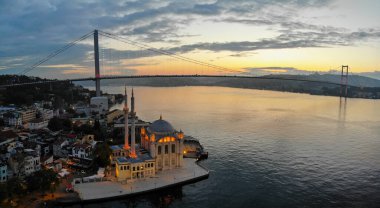Ortakoy Camii 'nin, aynı zamanda Buyuk Mecidiye olarak da bilinen hava manzarası, 15 Temmuz Şehitleri köprüsü ve İstanbul, Türkiye' deki Beşiktaş Boğazı 'nda yer alıyor..