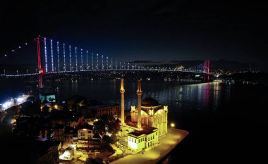 Ortakoy Camii 'nin, aynı zamanda Buyuk Mecidiye olarak da bilinen hava manzarası, 15 Temmuz Şehitleri köprüsü ve İstanbul, Türkiye' deki Beşiktaş Boğazı 'nda yer alıyor..