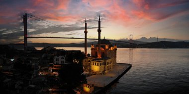 Ortakoy Camii 'nin, aynı zamanda Buyuk Mecidiye olarak da bilinen hava manzarası, 15 Temmuz Şehitleri köprüsü ve İstanbul, Türkiye' deki Beşiktaş Boğazı 'nda yer alıyor..