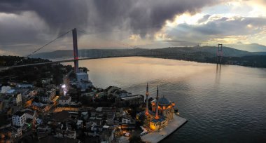 Ortakoy Camii 'nin, aynı zamanda Buyuk Mecidiye olarak da bilinen hava manzarası, 15 Temmuz Şehitleri köprüsü ve İstanbul, Türkiye' deki Beşiktaş Boğazı 'nda yer alıyor..
