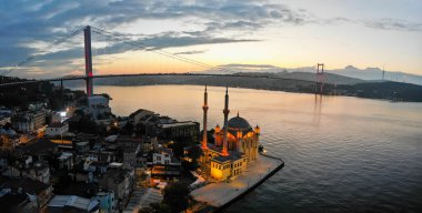 Ortakoy Camii 'nin, aynı zamanda Buyuk Mecidiye olarak da bilinen hava manzarası, 15 Temmuz Şehitleri köprüsü ve İstanbul, Türkiye' deki Beşiktaş Boğazı 'nda yer alıyor..