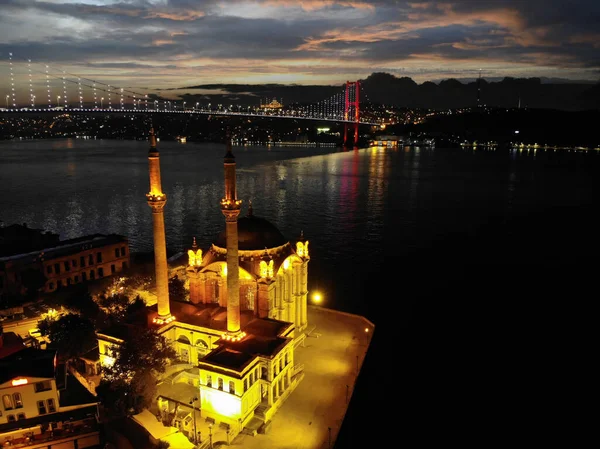 土耳其伊斯坦布尔Besiktas区Martyrs桥和Bosphorus海峡支持的Ortakoy清真寺 别名Buyuk Mecidiye 的空中景观 — 图库照片