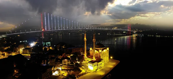 土耳其伊斯坦布尔Besiktas区Martyrs桥和Bosphorus海峡支持的Ortakoy清真寺 别名Buyuk Mecidiye 的空中景观 — 图库照片