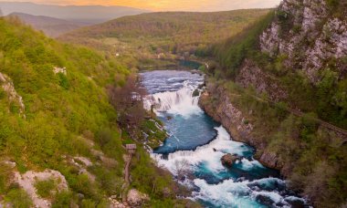 Strbacki buk (Strbaki buk), Una Nehri üzerinde 25 metre yüksekliğinde bir şelaledir. Bosna-Hersek 'teki en büyük şelale..