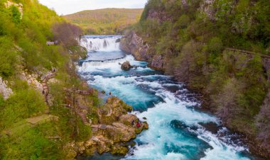 Strbacki buk (Strbaki buk), Una Nehri üzerinde 25 metre yüksekliğinde bir şelaledir. Bosna-Hersek 'teki en büyük şelale..