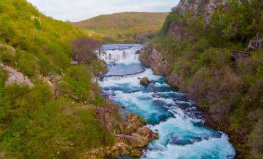 Strbacki buk (Strbaki buk), Una Nehri üzerinde 25 metre yüksekliğinde bir şelaledir. Bosna-Hersek 'teki en büyük şelale..