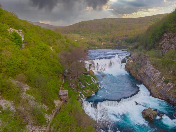 Strbacki buk (Strbaki buk), Una Nehri üzerinde 25 metre yüksekliğinde bir şelaledir. Bosna-Hersek 'teki en büyük şelale..