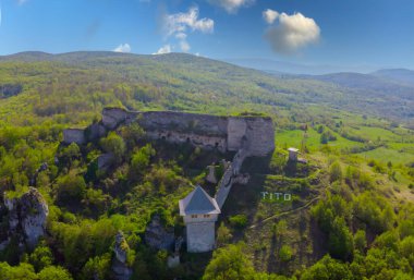 Ostrovica kalesinin tepesinden Una nehri ve geleneksel köy Kulen Vakuf 'un muhteşem panoramik manzarası.