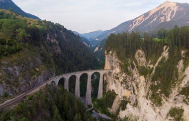 İsviçre 'nin Landwasser Viyadük kentindeki ünlü kırmızı trenin hava manzarası..