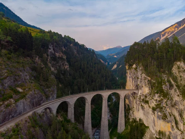 Sviçre Nin Landwasser Viyadük Kentindeki Ünlü Kırmızı Trenin Hava Manzarası — Stok fotoğraf