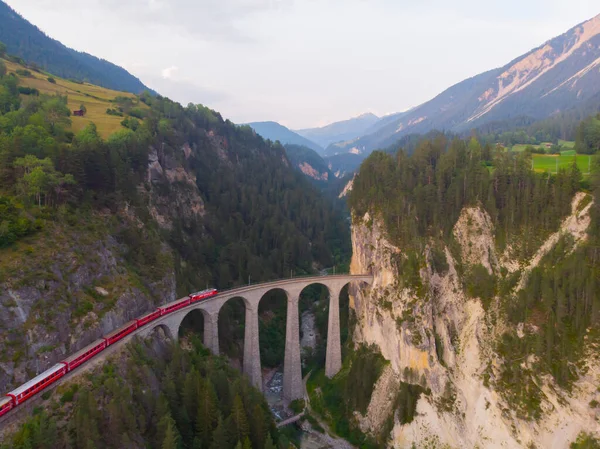 Letecký Pohled Slavný Červený Vlak Landwasser Viaduktu Švýcarsko — Stock fotografie
