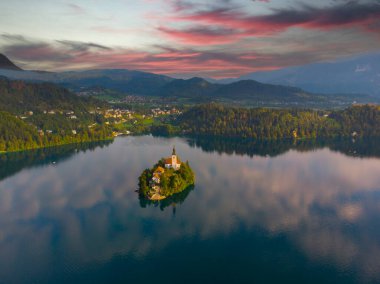 Cerkev Marijinega 'nın havadan görünüşü, Bled Gölü' nün ortasındaki küçük bir adada gün doğumunda, Yukarı Carniola, Julian Alps, Slovenya.
