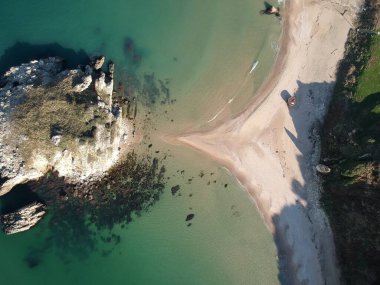 sile 'deki en güzel hangarlardan biri Akakese. Bu körfez mükemmel doğasıyla büyüleyici. İstanbul 'un bu gizli sığınağı temiz havasıyla insanları gençleştiriyor..