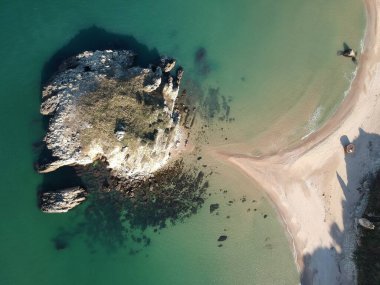 sile 'deki en güzel hangarlardan biri Akakese. Bu körfez mükemmel doğasıyla büyüleyici. İstanbul 'un bu gizli sığınağı temiz havasıyla insanları gençleştiriyor..