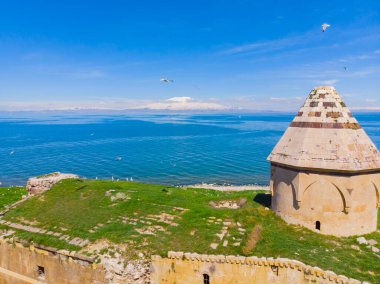 Carpanak Adası, binanın sadece Kout Manastırı adı verilen kilise kısmı bugün hala ayakta duruyor. Adada Türkiye 'nin başka hiçbir yerinde bulunmayan pek çok tür vardır..