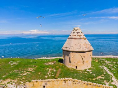 Carpanak Adası, binanın sadece Kout Manastırı adı verilen kilise kısmı bugün hala ayakta duruyor. Adada Türkiye 'nin başka hiçbir yerinde bulunmayan pek çok tür vardır..