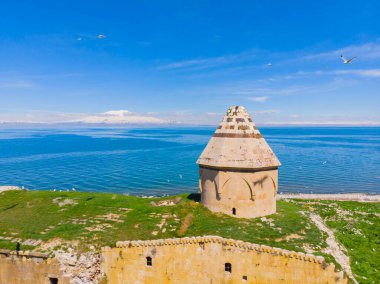 Carpanak Adası, binanın sadece Kout Manastırı adı verilen kilise kısmı bugün hala ayakta duruyor. Adada Türkiye 'nin başka hiçbir yerinde bulunmayan pek çok tür vardır..