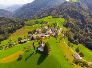 Kilisenin hava görüntüsü. Tomaz, Slovenya.