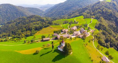 Kilisenin hava görüntüsü. Tomaz, Slovenya.