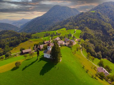 Kilisenin hava görüntüsü. Tomaz, Slovenya.