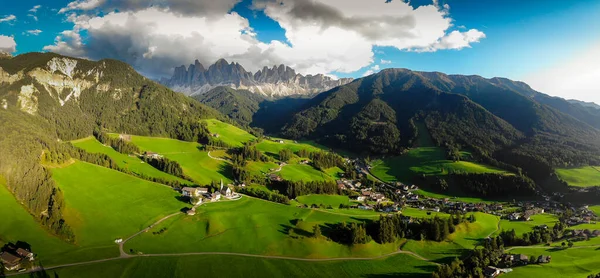 Légi Kilátás Gyönyörű Kis Falu Val Funes Templom Hegyek Dolomite — Stock Fotó
