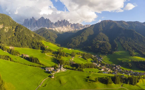 Val Funes美丽的小村庄的空中景观 以及意大利白云岩阿尔卑斯山的教堂和山脉 — 图库照片